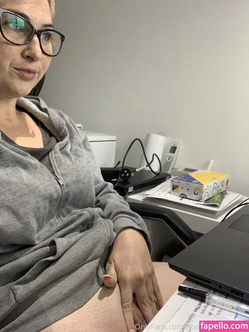 home-alone-mum / momathomealone Onlyfans Photo Gallery 