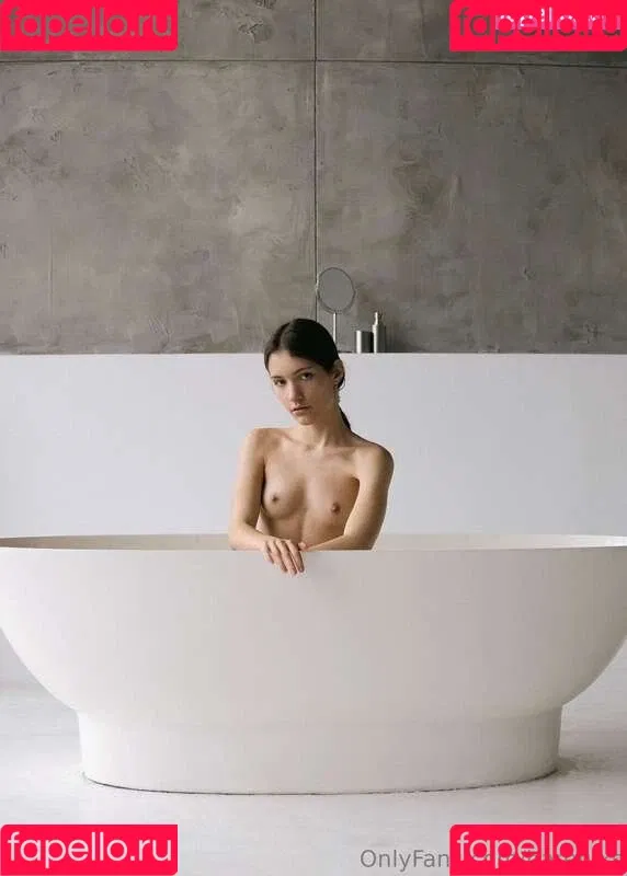 G.Q / hareniks / 𝐍𝐈𝐊𝐊𝐈 Onlyfans Photo Gallery 