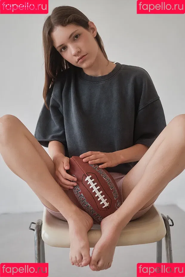 G.Q / hareniks / 𝐍𝐈𝐊𝐊𝐈 Onlyfans Photo Gallery 