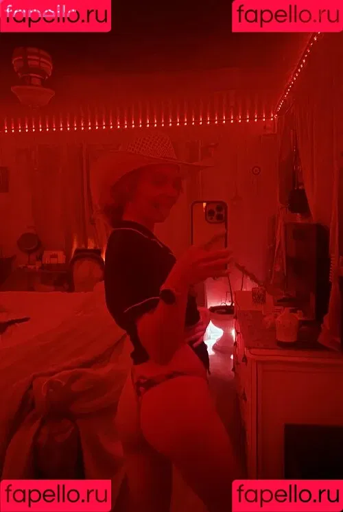 adventurewithalaska / alaskarenee Onlyfans Photo Gallery 