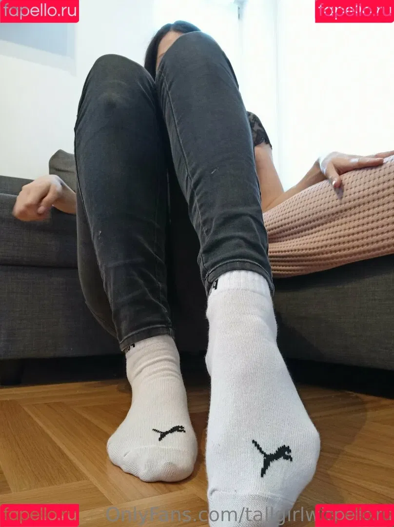tallgirlsfanpage / tallgirlwithfeets Onlyfans Photo Gallery 