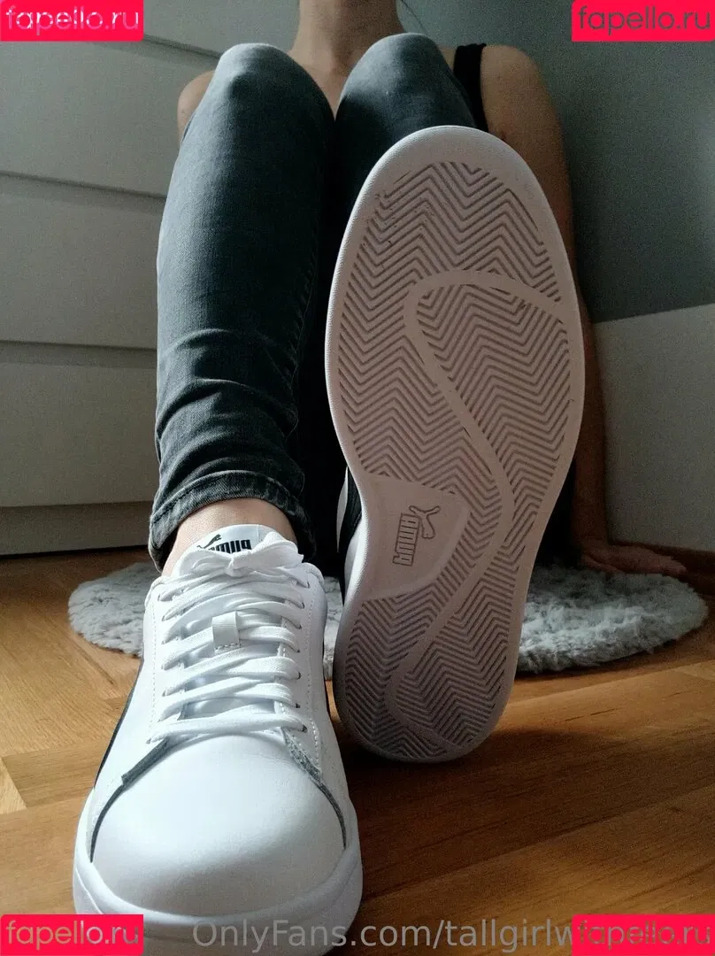 tallgirlsfanpage / tallgirlwithfeets Onlyfans Photo Gallery 