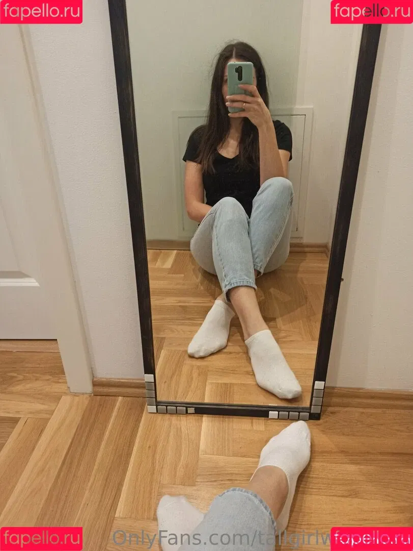 tallgirlsfanpage / tallgirlwithfeets Onlyfans Photo Gallery 
