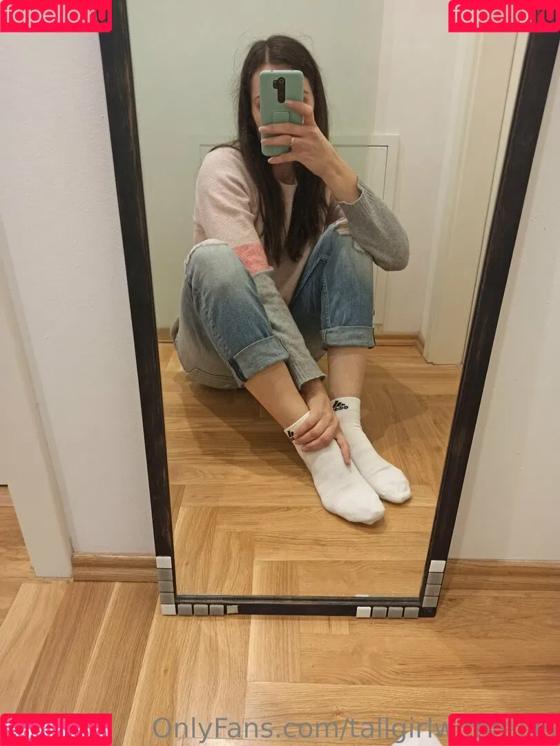 tallgirlsfanpage / tallgirlwithfeets Onlyfans Photo Gallery 