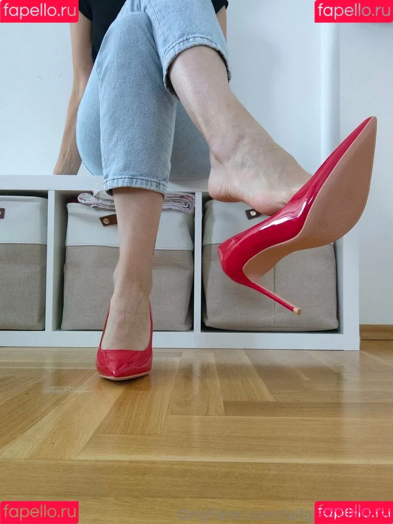 tallgirlsfanpage / tallgirlwithfeets Onlyfans Photo Gallery 