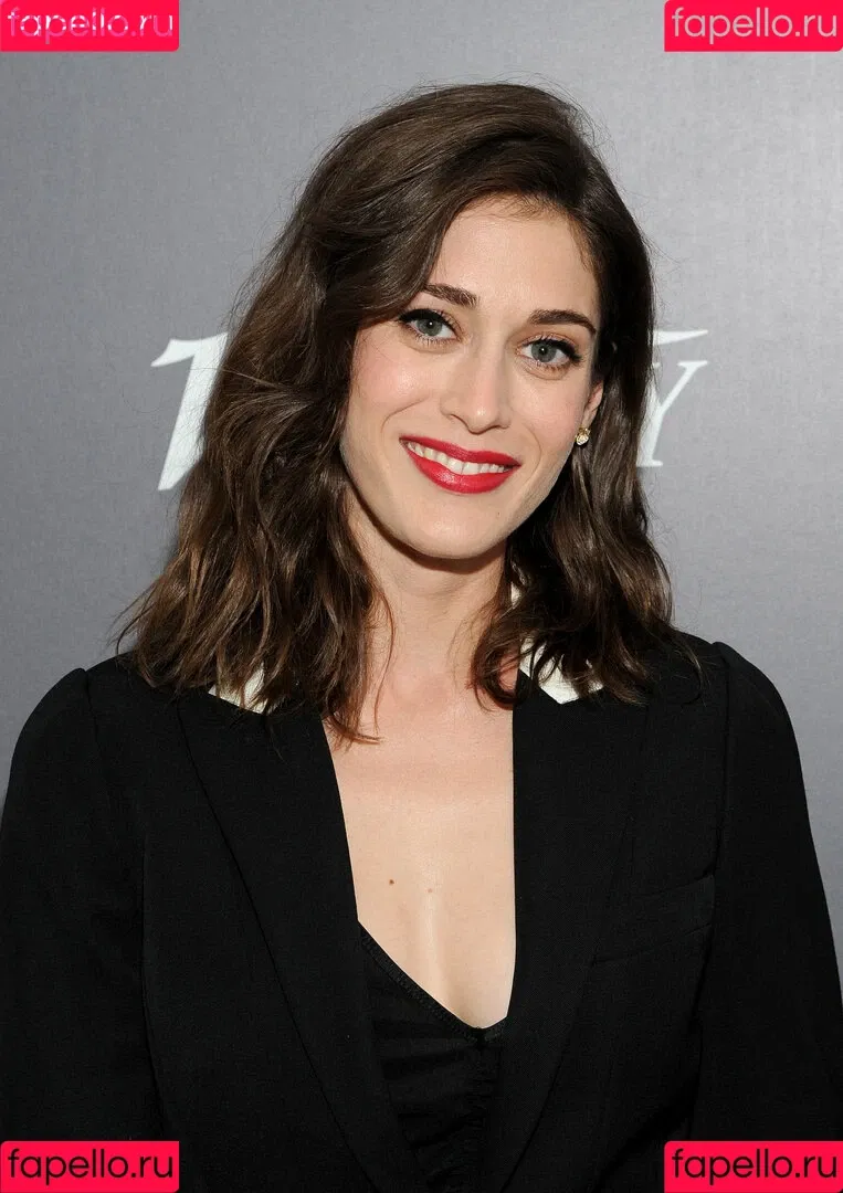 Lizzy Caplan / thelizzycaplan Onlyfans Photo Gallery 