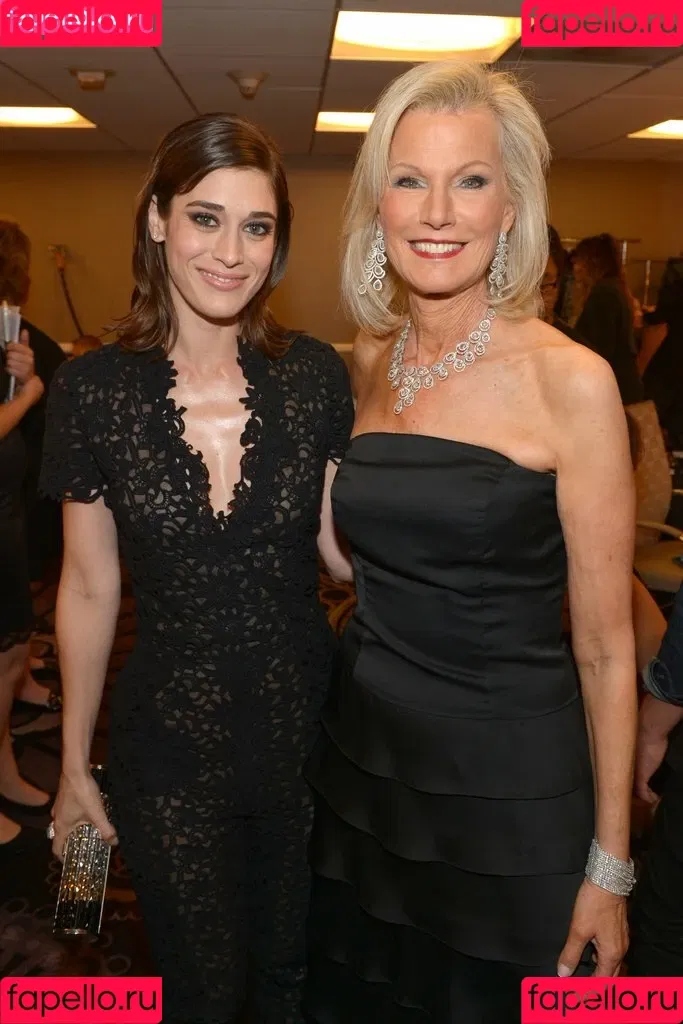 Lizzy Caplan / thelizzycaplan Onlyfans Photo Gallery 