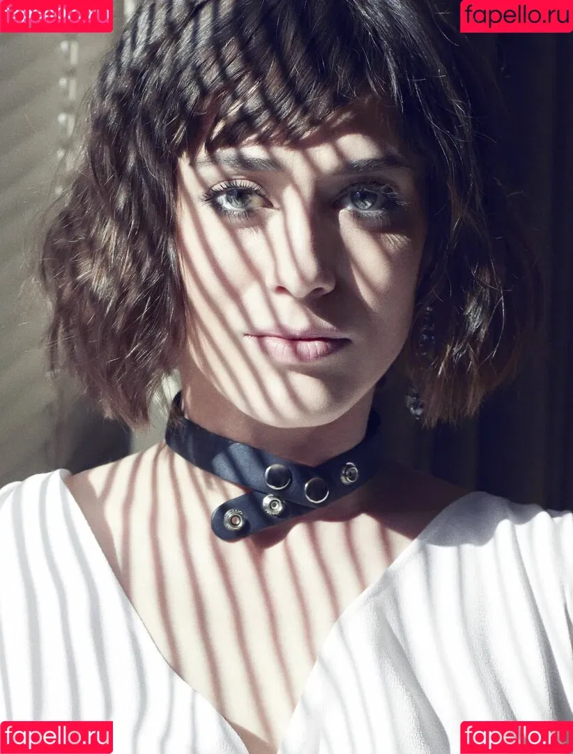 Lizzy Caplan / thelizzycaplan Onlyfans Photo Gallery 