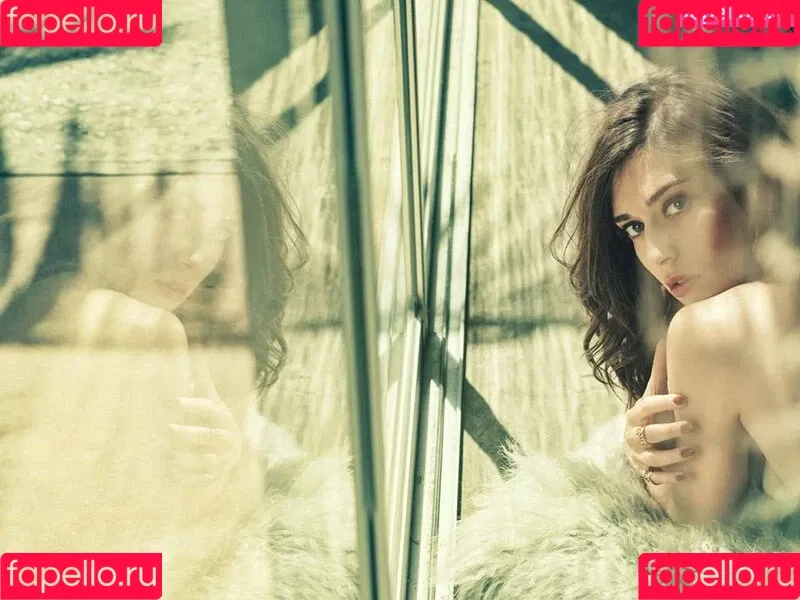 Lizzy Caplan / thelizzycaplan Onlyfans Photo Gallery 