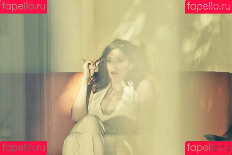 Lizzy Caplan / thelizzycaplan Onlyfans Photo Gallery 