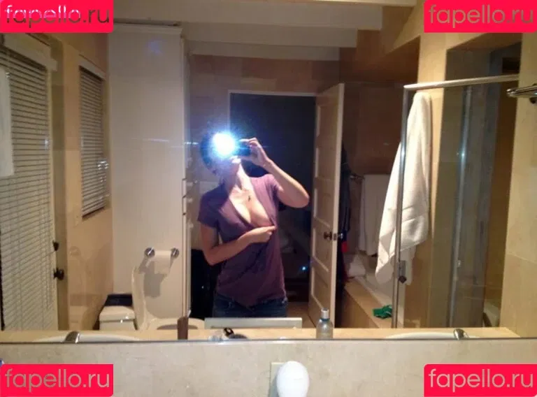 Lizzy Caplan / thelizzycaplan Onlyfans Photo Gallery 