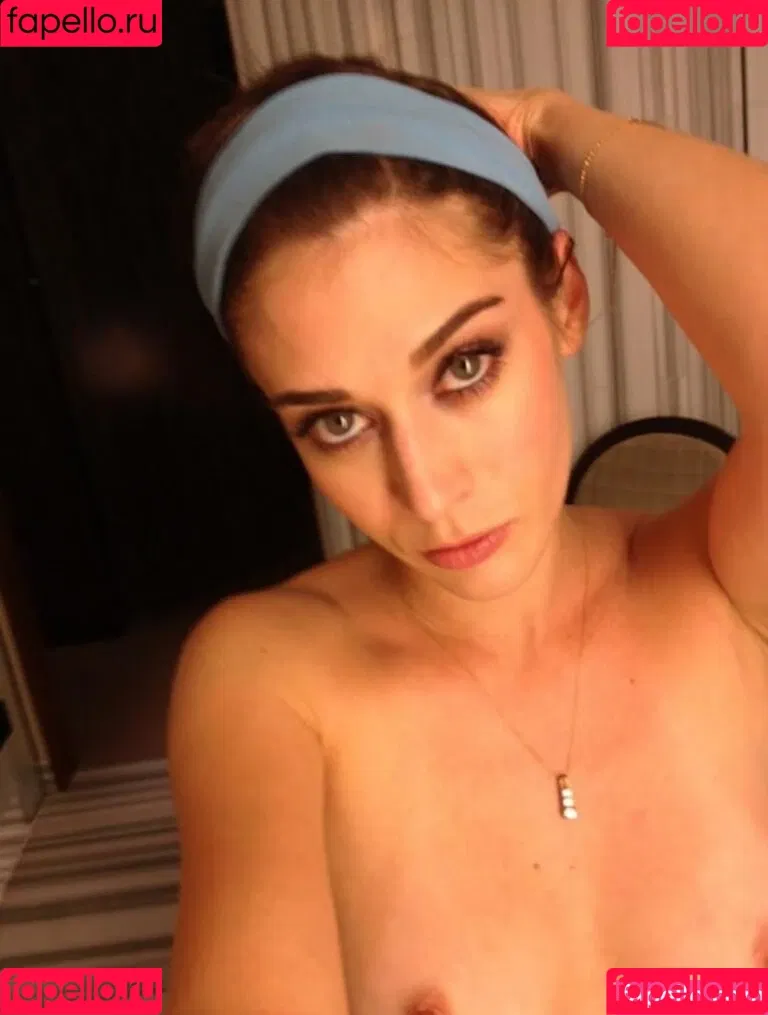 Lizzy Caplan / thelizzycaplan Onlyfans Photo Gallery 