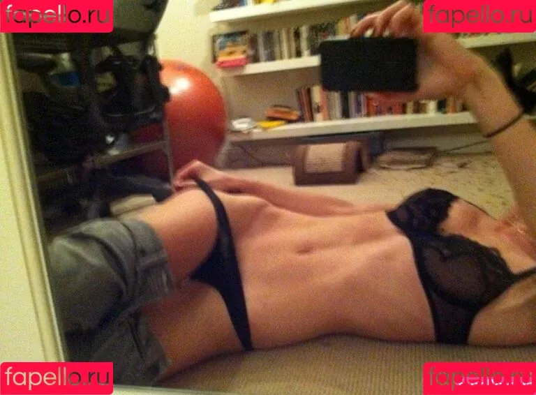 Lizzy Caplan / thelizzycaplan Onlyfans Photo Gallery 