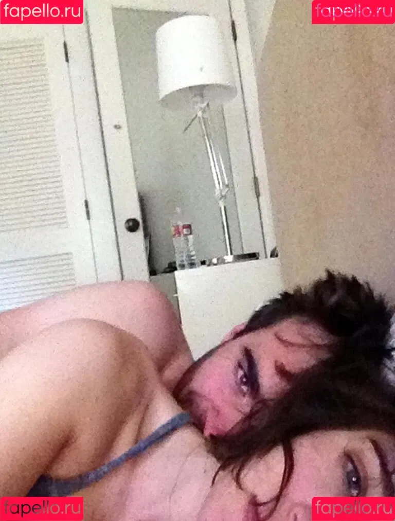 Lizzy Caplan / thelizzycaplan Onlyfans Photo Gallery 