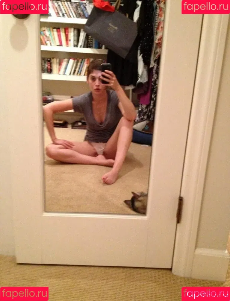 Lizzy Caplan / thelizzycaplan Onlyfans Photo Gallery 