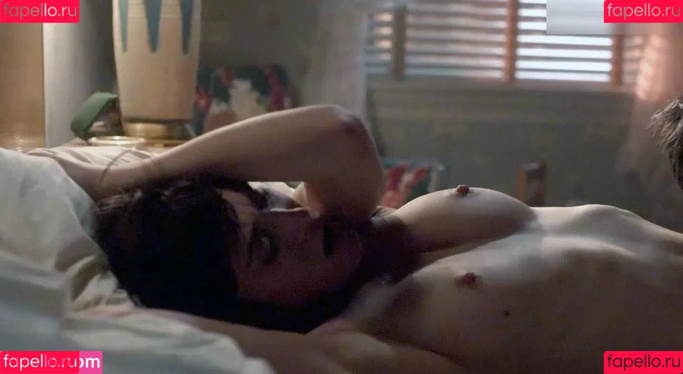 Lizzy Caplan / thelizzycaplan Onlyfans Photo Gallery 