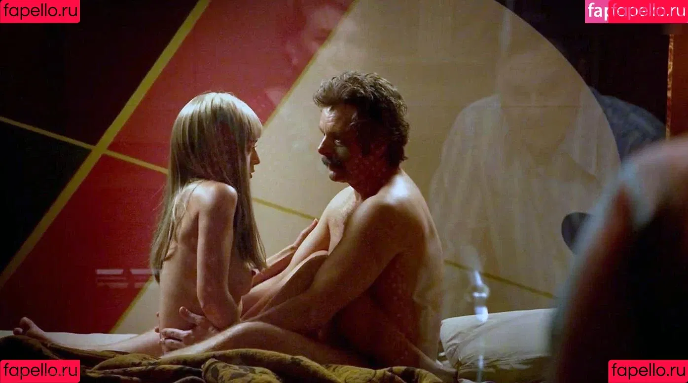 Lizzy Caplan / thelizzycaplan Onlyfans Photo Gallery 