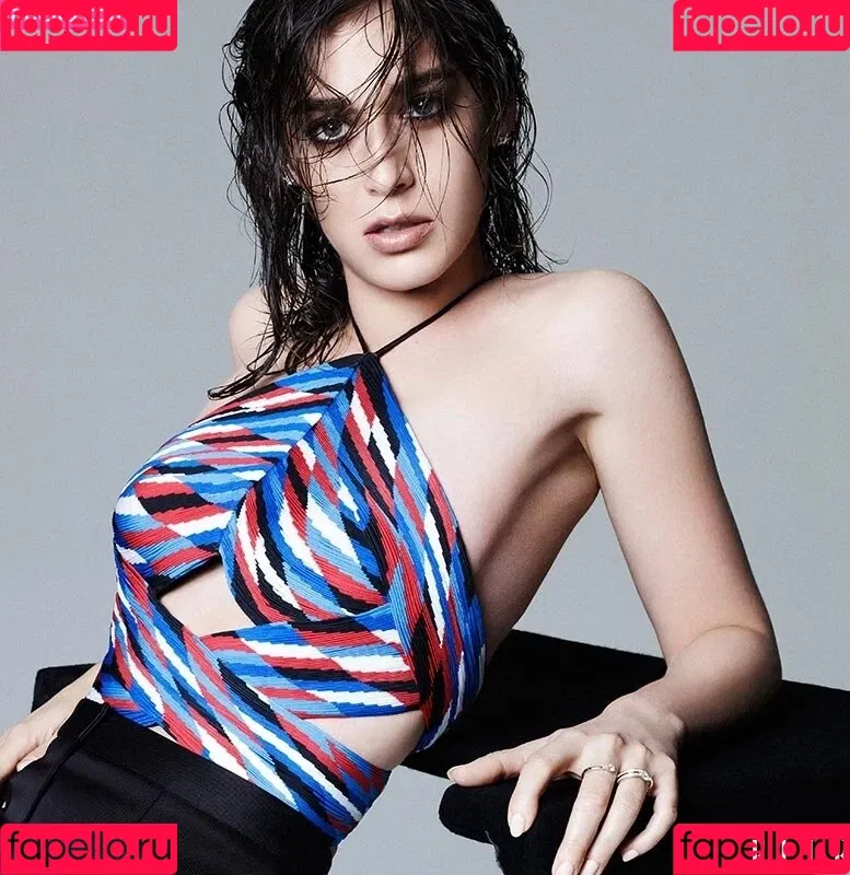 Lizzy Caplan / thelizzycaplan Onlyfans Photo Gallery 