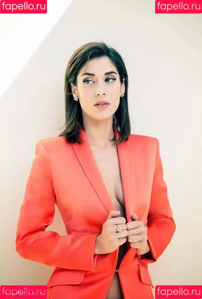 Lizzy Caplan / thelizzycaplan Onlyfans Photo Gallery 