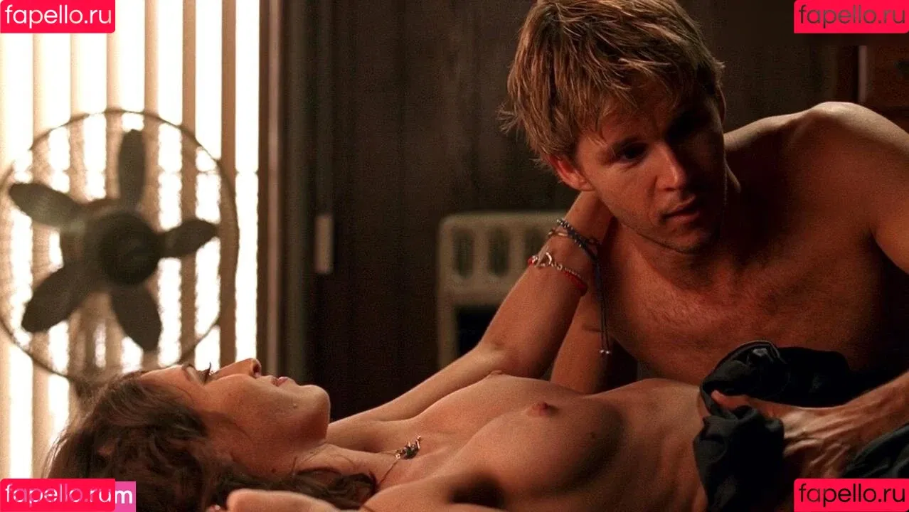 Lizzy Caplan / thelizzycaplan Onlyfans Photo Gallery 