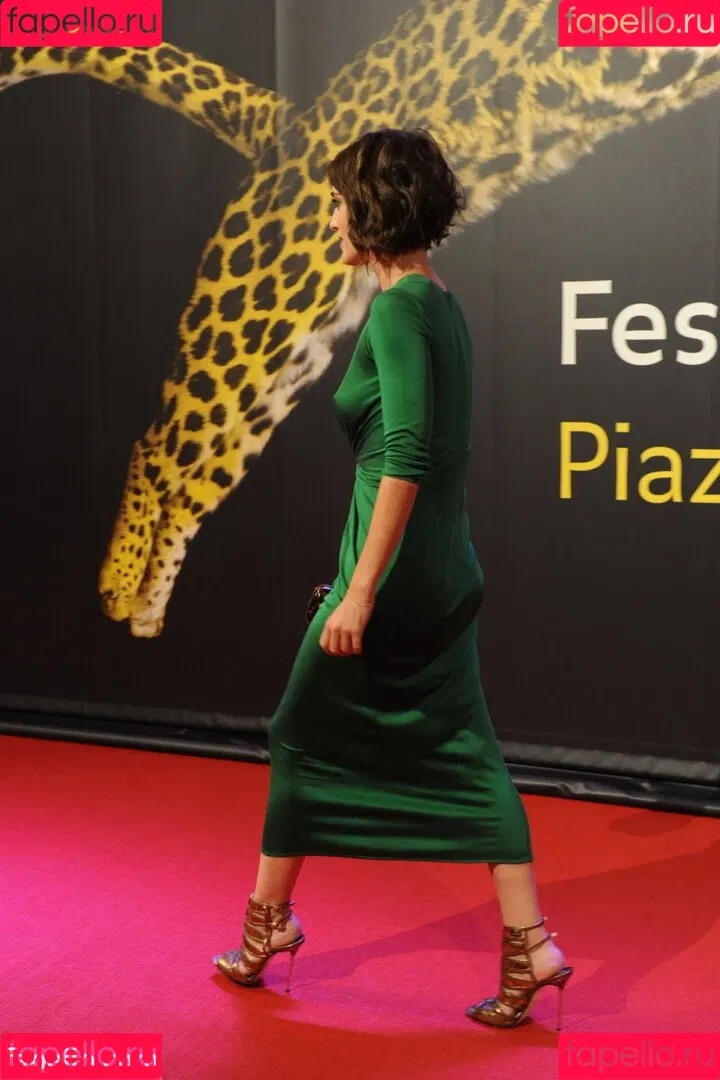 Lizzy Caplan / thelizzycaplan Onlyfans Photo Gallery 