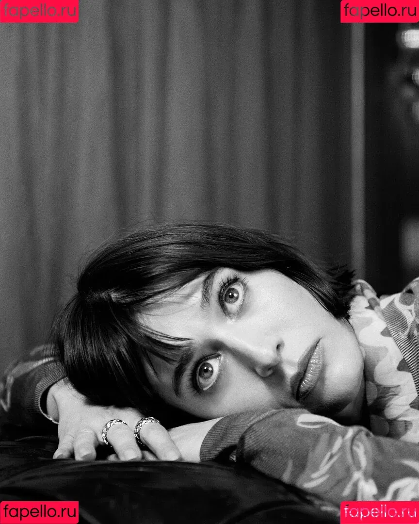 Lizzy Caplan / thelizzycaplan Onlyfans Photo Gallery 