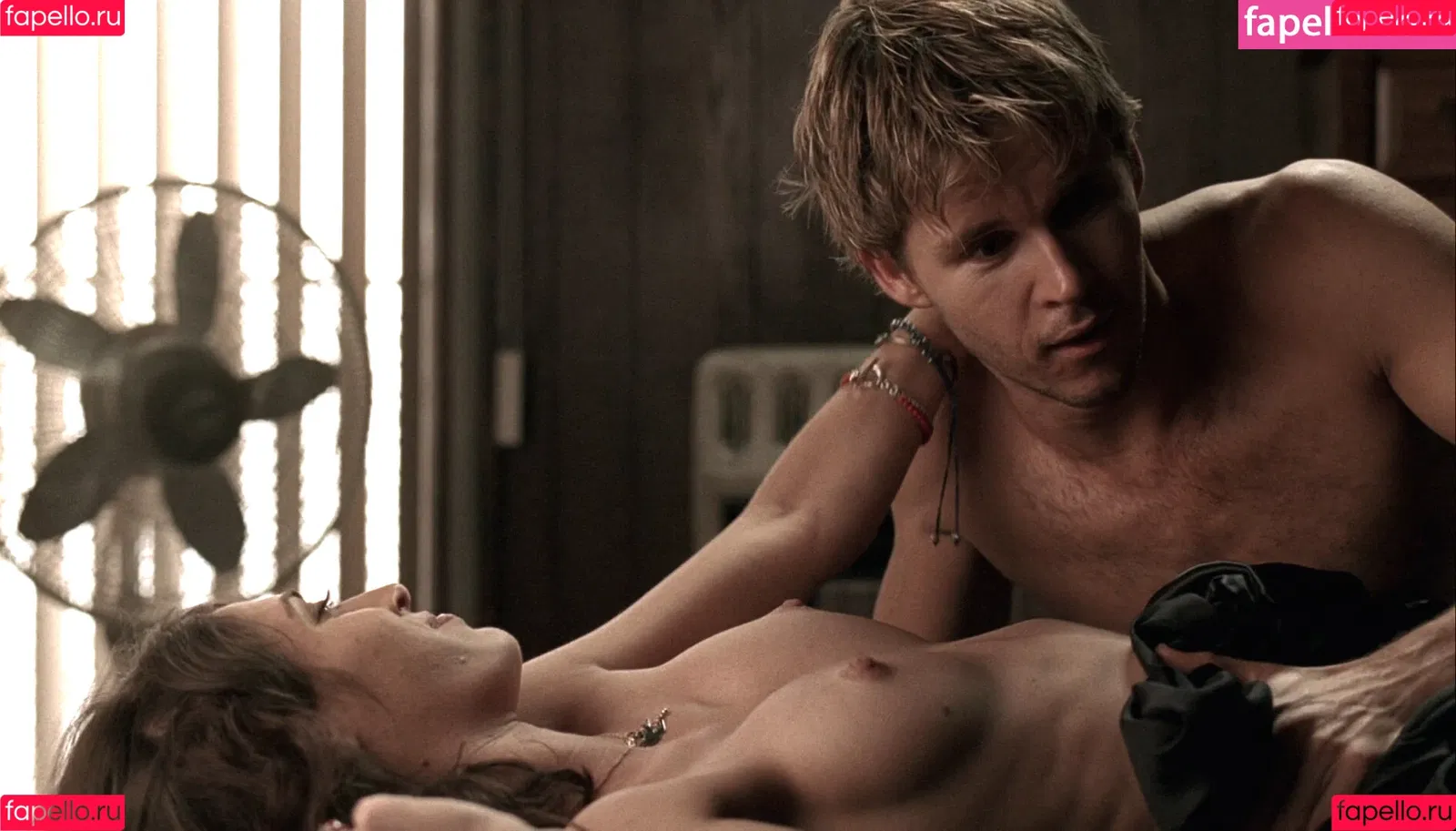 Lizzy Caplan / thelizzycaplan Onlyfans Photo Gallery 