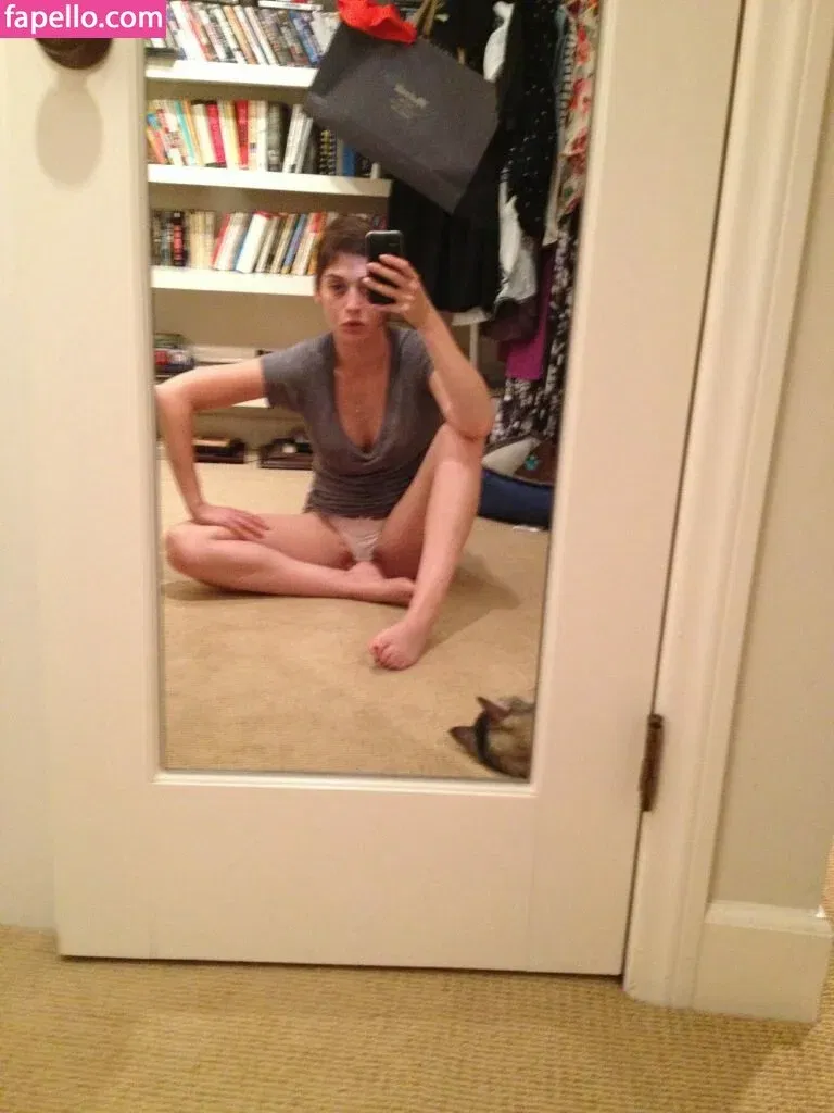 Lizzy Caplan / thelizzycaplan Onlyfans Photo Gallery 