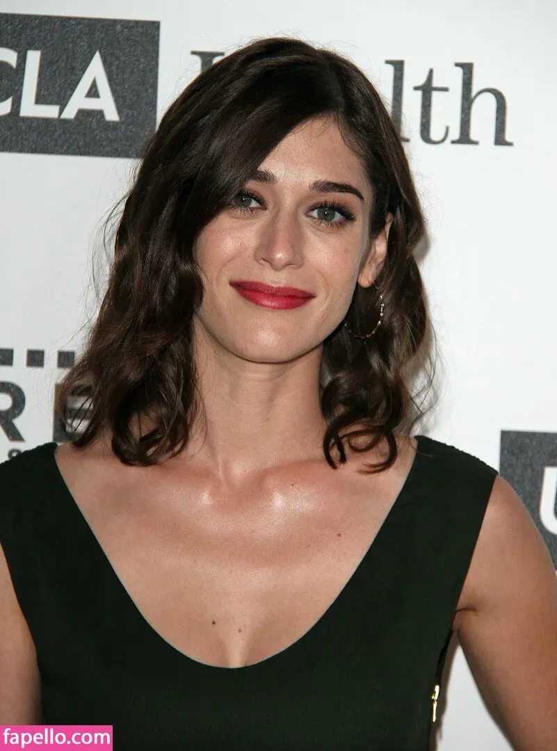 Lizzy Caplan / thelizzycaplan Onlyfans Photo Gallery 