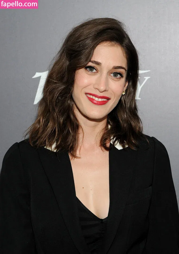Lizzy Caplan / thelizzycaplan Onlyfans Photo Gallery 