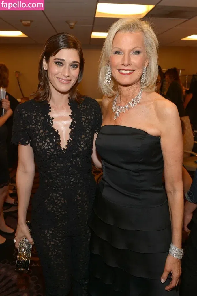 Lizzy Caplan / thelizzycaplan Onlyfans Photo Gallery 