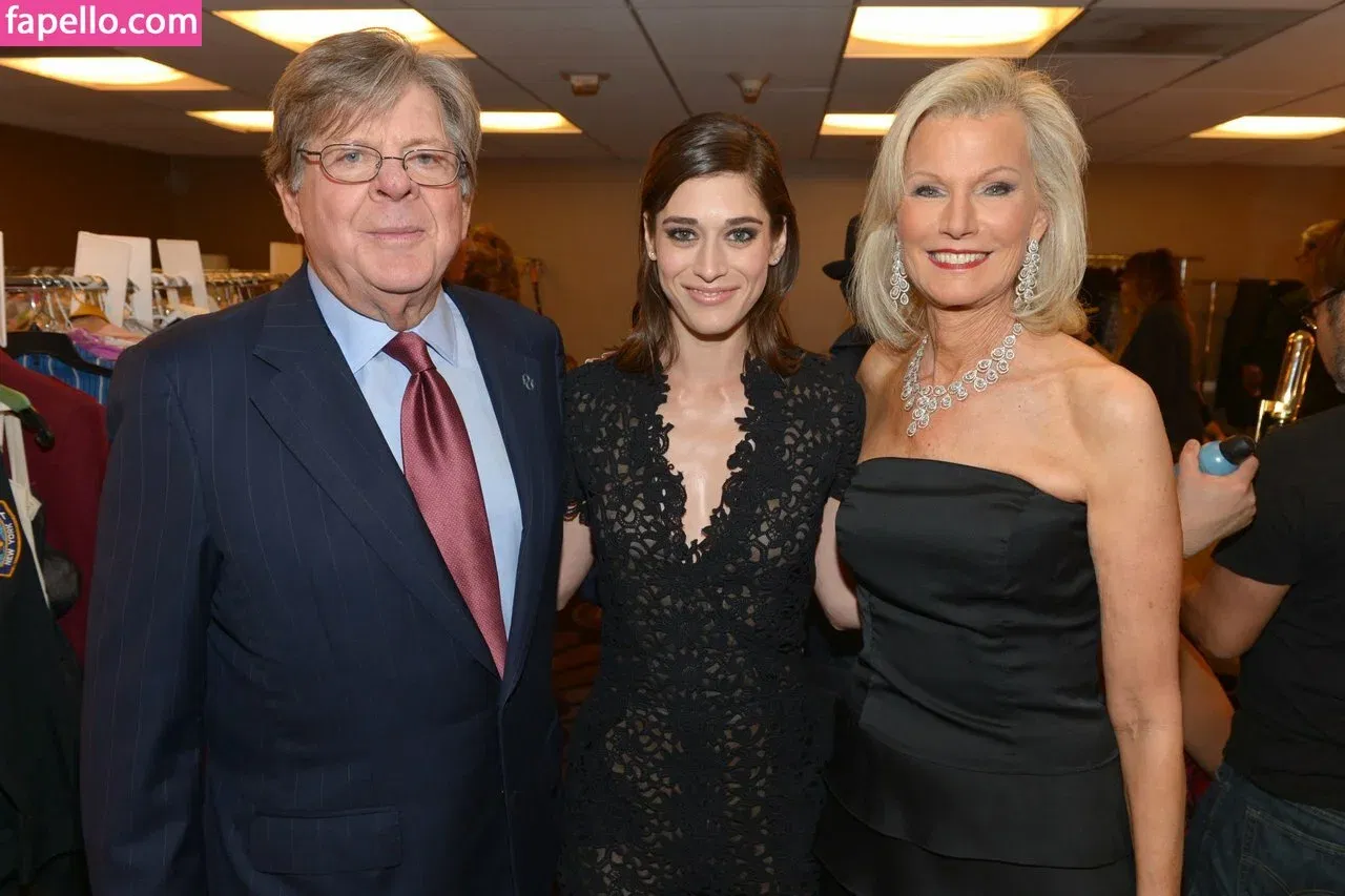 Lizzy Caplan / thelizzycaplan Onlyfans Photo Gallery 