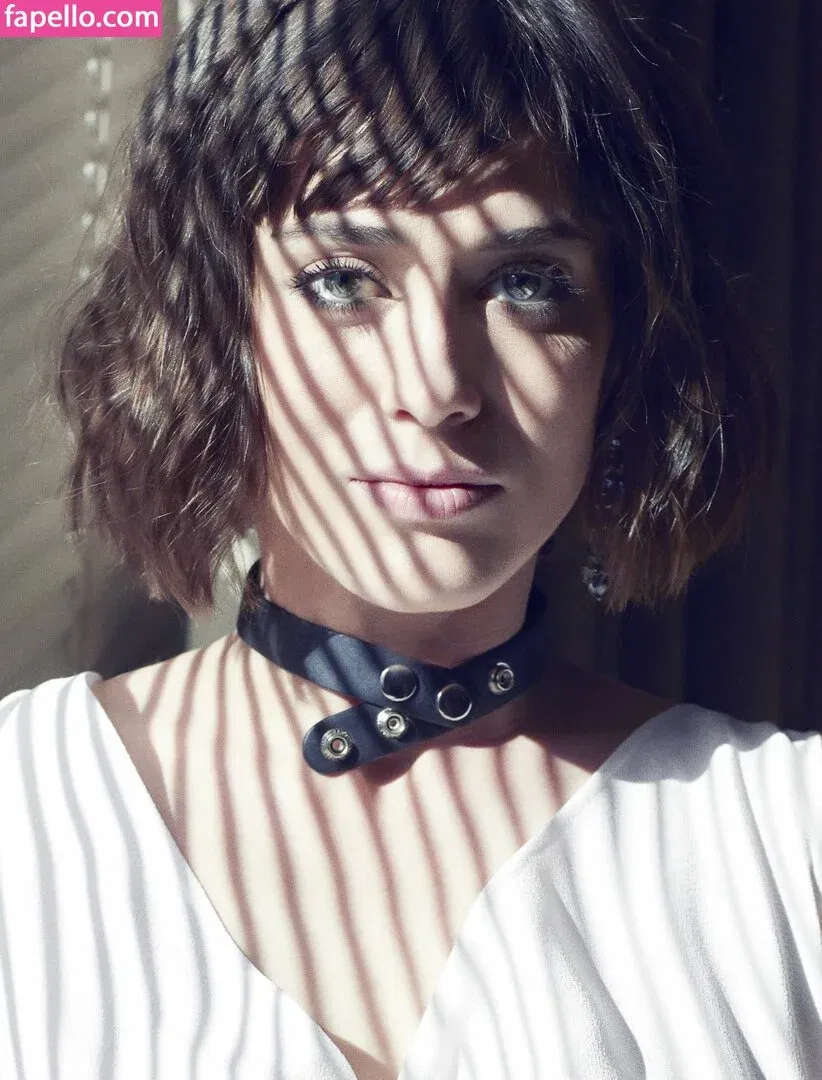 Lizzy Caplan / thelizzycaplan Onlyfans Photo Gallery 