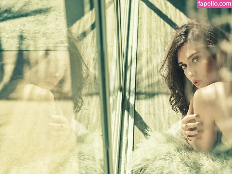 Lizzy Caplan / thelizzycaplan Onlyfans Photo Gallery 