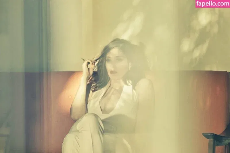 Lizzy Caplan / thelizzycaplan Onlyfans Photo Gallery 