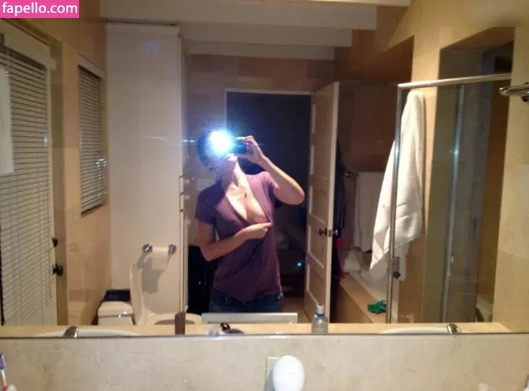 Lizzy Caplan / thelizzycaplan Onlyfans Photo Gallery 