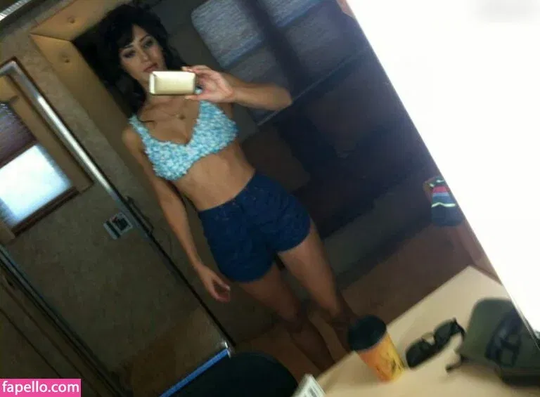 Lizzy Caplan / thelizzycaplan Onlyfans Photo Gallery 