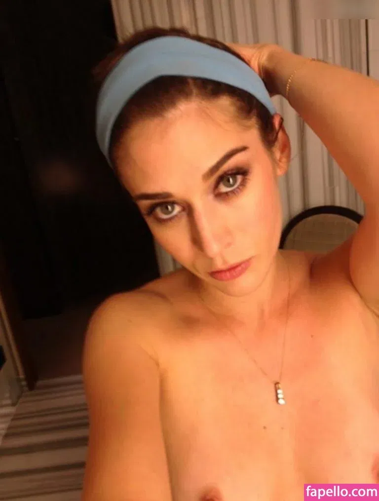 Lizzy Caplan / thelizzycaplan Onlyfans Photo Gallery 