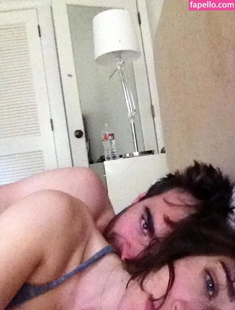 Lizzy Caplan / thelizzycaplan Onlyfans Photo Gallery 