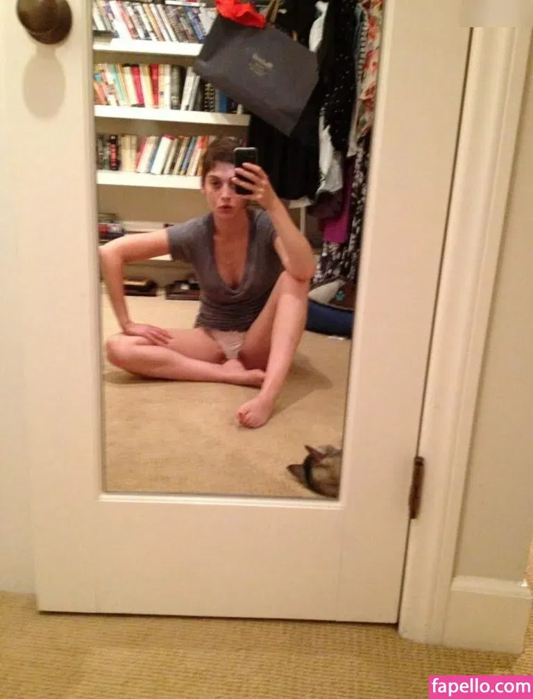 Lizzy Caplan / thelizzycaplan Onlyfans Photo Gallery 