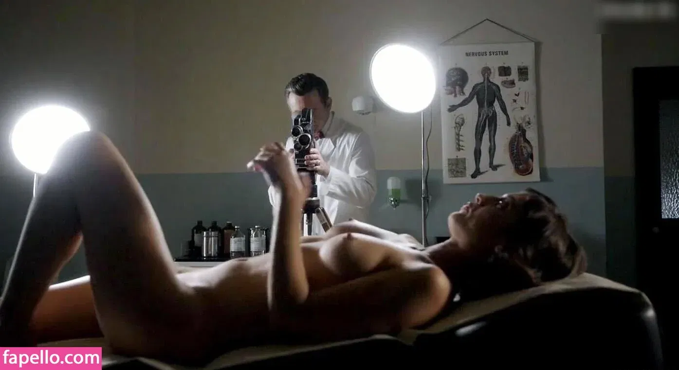 Lizzy Caplan / thelizzycaplan Onlyfans Photo Gallery 