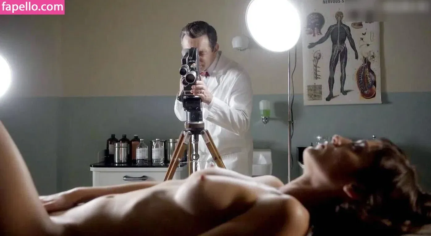 Lizzy Caplan / thelizzycaplan Onlyfans Photo Gallery 