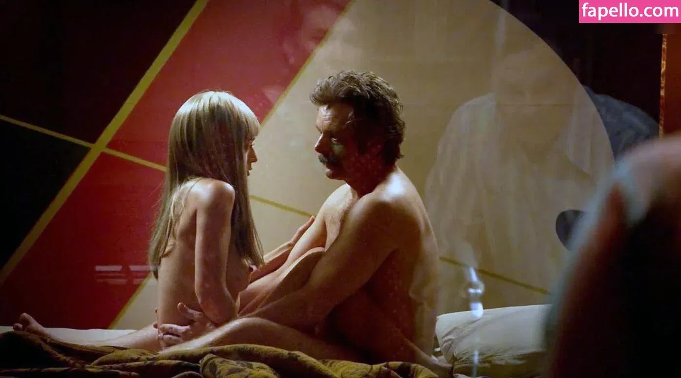 Lizzy Caplan / thelizzycaplan Onlyfans Photo Gallery 