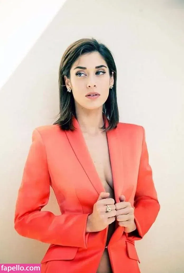 Lizzy Caplan / thelizzycaplan Onlyfans Photo Gallery 