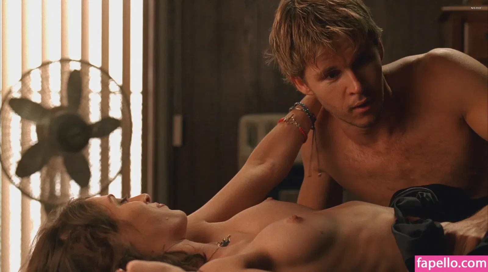 Lizzy Caplan / thelizzycaplan Onlyfans Photo Gallery 