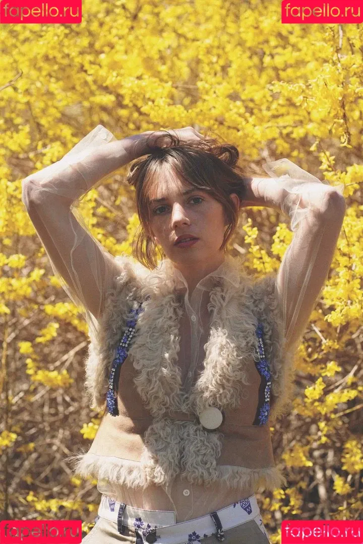 Maya Hawke / maya_hawke / neohawk2 Onlyfans Photo Gallery 