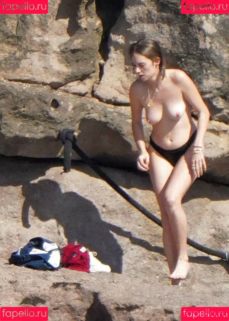 Maya Hawke / maya_hawke / neohawk2 Onlyfans Photo Gallery 