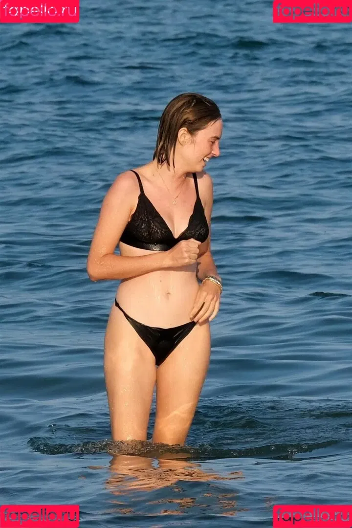 Maya Hawke / maya_hawke / neohawk2 Onlyfans Photo Gallery 