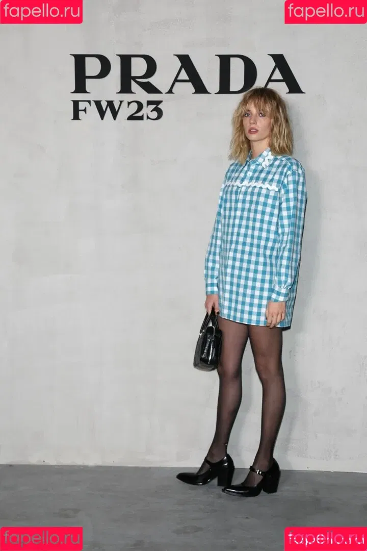 Maya Hawke / maya_hawke / neohawk2 Onlyfans Photo Gallery 