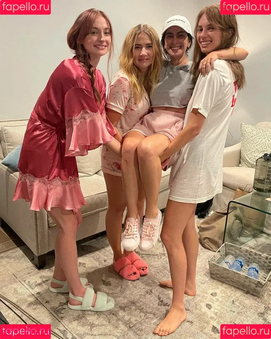 Maya Hawke / maya_hawke / neohawk2 Onlyfans Photo Gallery 